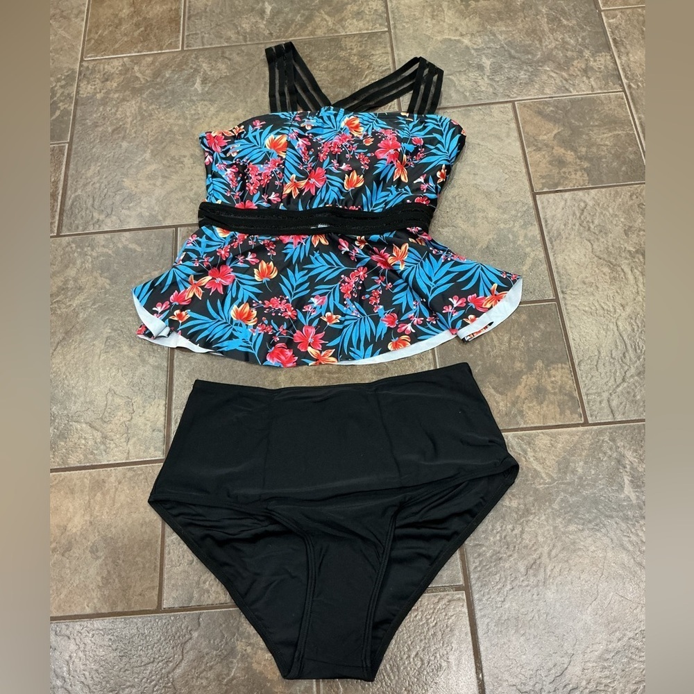 🥵 Floral Tankini Swimsuit with Black Bottoms